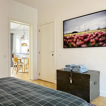 Trendy & Sunny In Apartment